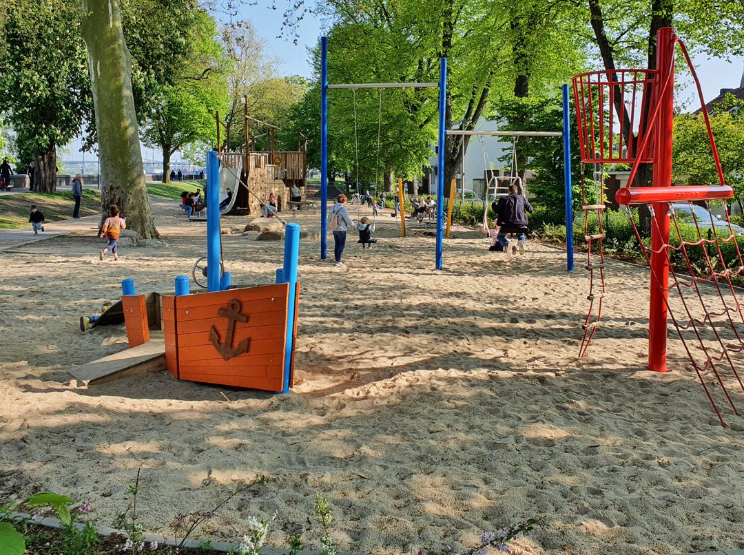 Neu gestalteter Spielplatz am Uerdinger Zollhof
