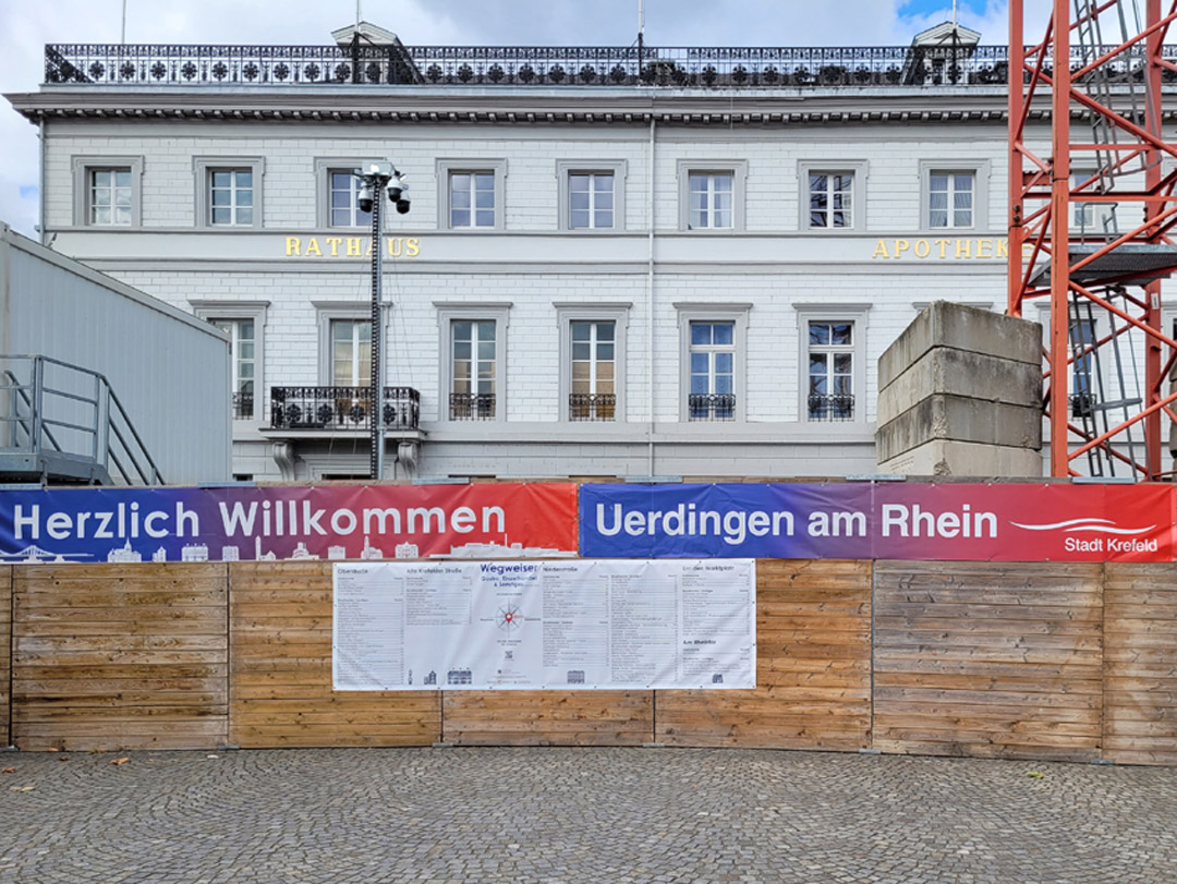 Verfügungsfonds: Wegweiser auf dem Marktplatz erleichtert Orientierung während der Baustelle Herberzhäuser